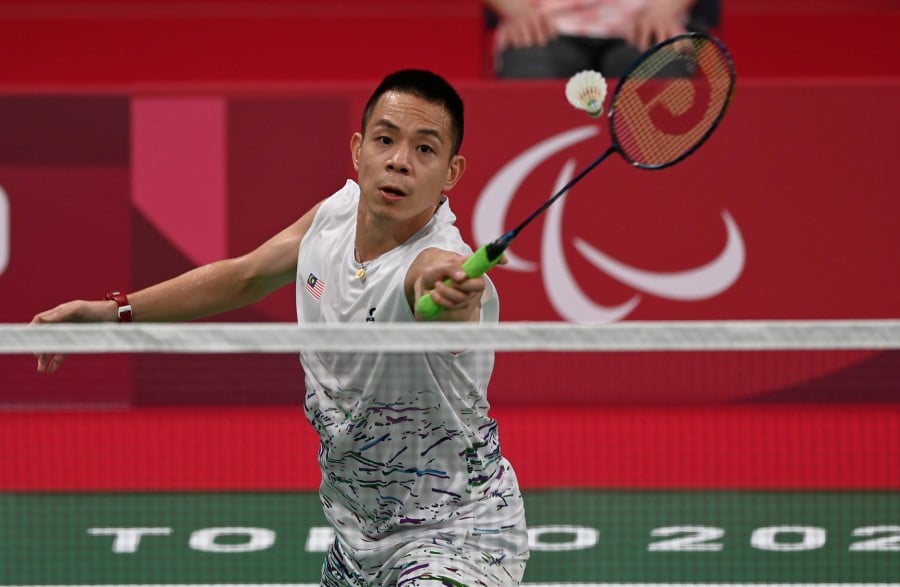  National paralympic badminton athlete Cheah Liek Hou responding to a serve from his opponent Taiwan Fang Jen Yu during the group stage match at the Tokyo 2020 Paralympic Games at Yoyogi National Stadium. - BERNAMA PIC