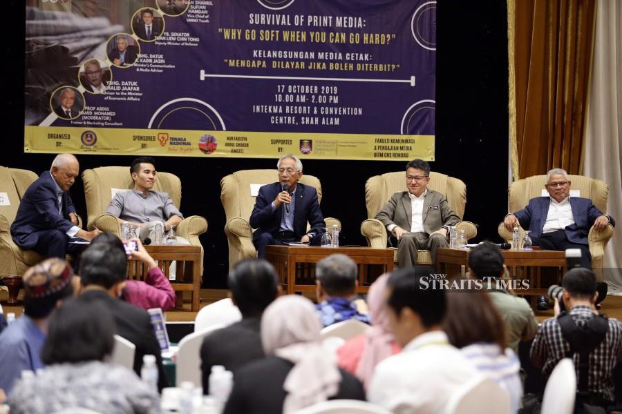 (From left) Professor Abdul Hamid Mohamed (moderate), Umno Youth vice-chief Shahril Sufian Hamdan, Prime Minister's Communication and Media Advisor, Datuk A Kadir Jasin, Deputy Defense Minister Liew Chin Tong and Advisor to the Minister of Economic Affairs, Datuk Khalid Jaafar during the on ‘Survival of Print Media ‘Why go soft when you can go hard’ forum at Intekma Resort and Convention Centre in Shah Alam. -NSTP/Roslin Mat Tahir.