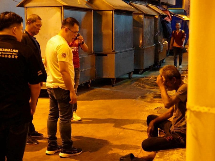 Johor Health and Environment Committee chairman Ling Tian Soon conducted a surprise inspection at the Johor Baru city centre and found a number of vagrants and suspected drug addicts sleeping on public facilities. Pic courtesy of Ling Tian Soon’s Facebook account