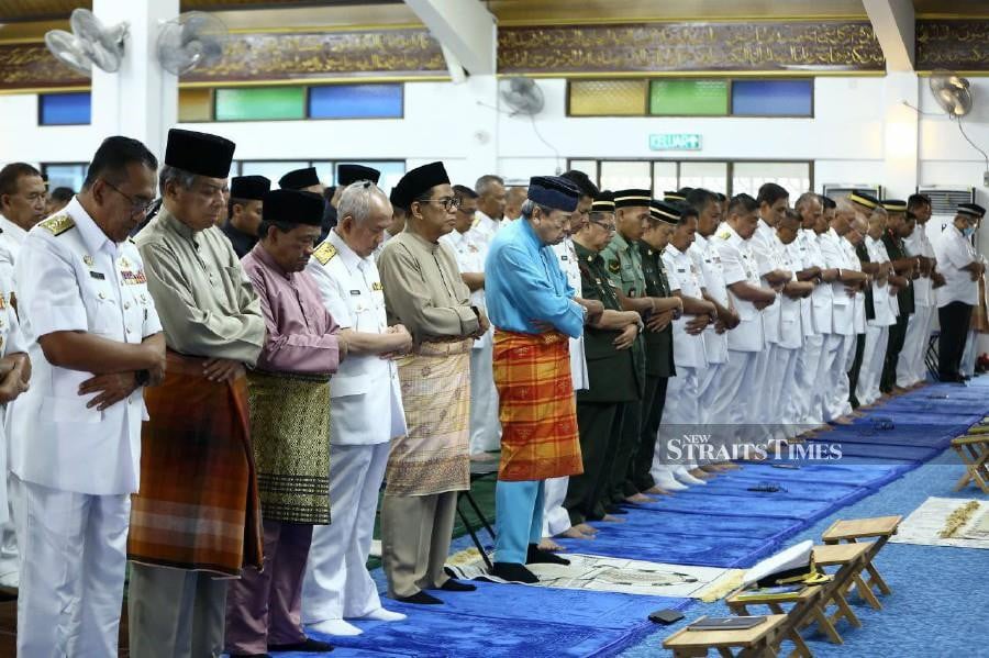 The Sultan of Selangor, Sultan Sharafuddin Idris Shah, who is also the captain-in chief of the Royal Malaysian Navy (RMN) attended a Yasin recital, tahlil and special Friday prayer sermon today at the Lumut Naval Base.