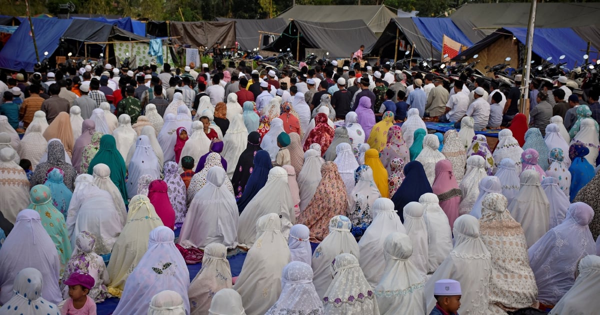 Lombok quake survivors mark Eid al-Adha in tent cities 