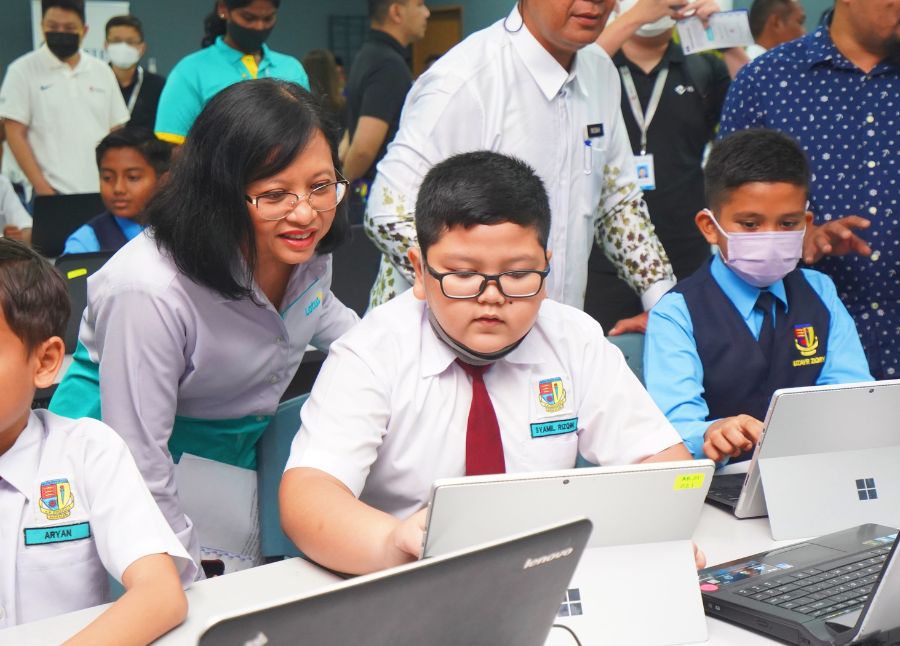 Lotus's Malaysia, VSTECS Bhd refurbish primary school's computer lab ...