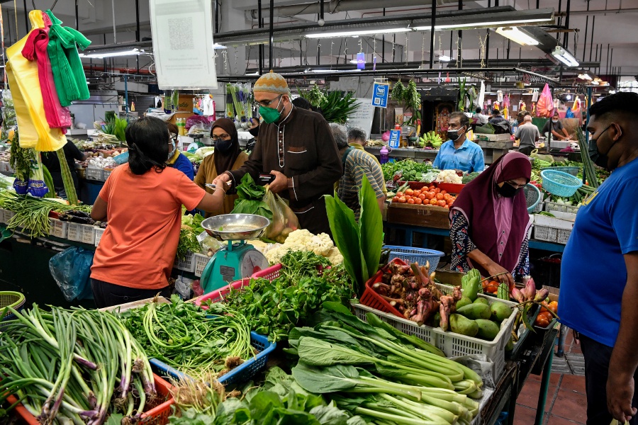 Low-income families find it hard to put put food on the table. - Bernama pic