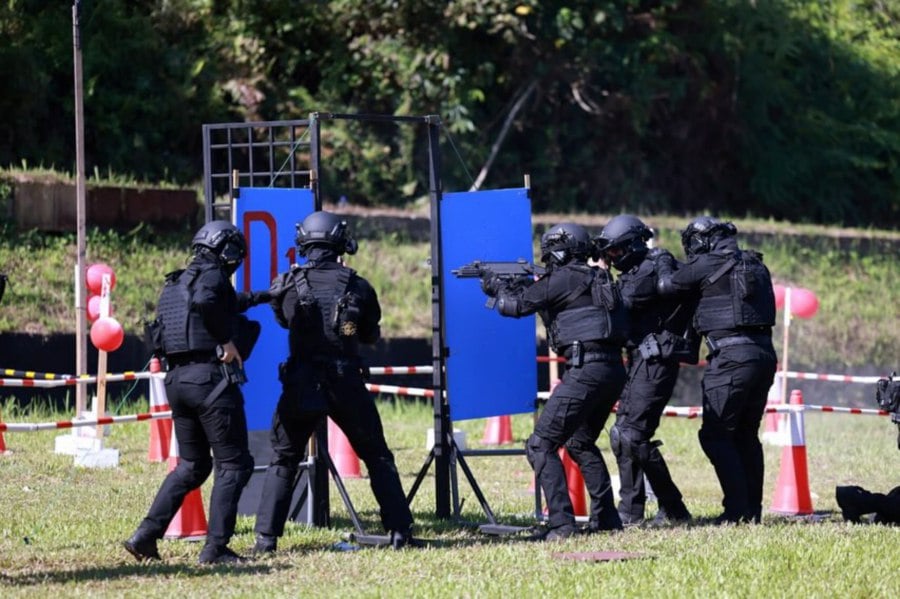Members of the new Malaysian Anti-Corruption Commission Anti-Corruption Tactical Squad demonstrating their abilities. Pic taken from MACC’s Facebook account
