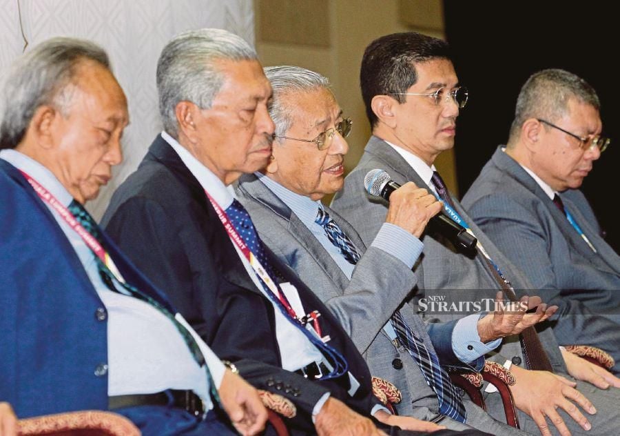 Prime Minister, Tun Dr. Mahathir Mohamad (center) during a press conference at the closing of the Kuala Lumpur Summit 2019 (KL Summit 2019) at the Kuala Lumpur Convention Center (KLCC). -NSTP/EIZAIRI SHAMSUDIN