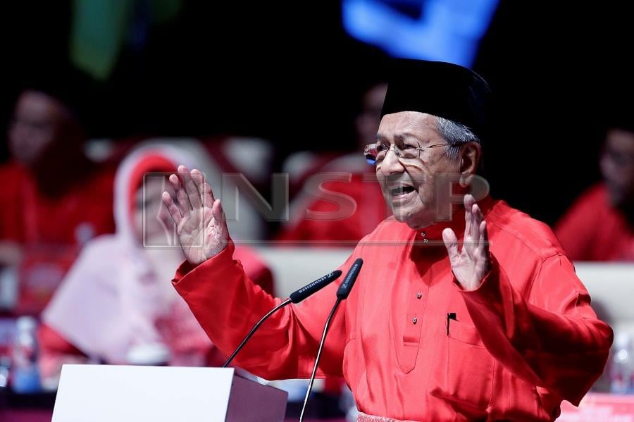 Not immune to the occasional gaffe, Tun Dr Mahathir Mohamad, in an address to Parti Pribumi Bersatu Malaysia (Bersatu) delegates today, had mistakenly referred them as Umno members, his former party. Pic by NSTP/AIZUDDIN SAAD
