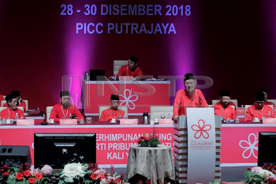 Bersatu chairman, Tun Dr Mahathir Mohamad, said constructive criticism is important to prevent Bersatu from slipping into the same trap experienced by other parties. Pic by NSTP/AIZUDDIN SAAD
