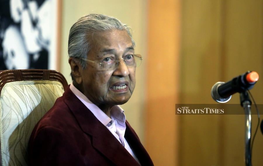 Former prime minister Tun Dr Mahathir Mohamad (pic) has called for an investigation into claims that former Bank Negara Malaysia (BNM) governor Tan Sri Dr Zeti Akhtar Aziz and her family were involved in the 1Malaysia Development Bhd (1MDB) scandal. - NSTP/MOHD FADLI HAMZAH