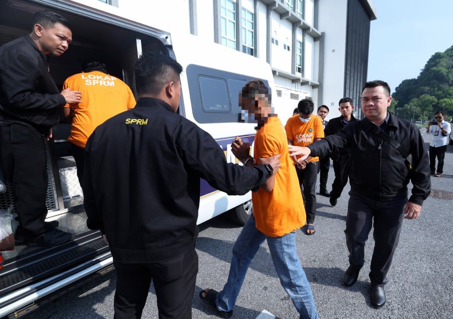 The Perlis Menteri Besar’ son, along with four others, have been released on bail by the Malaysian Anti-Corruption Commission (MACC). BERNAMA PIC