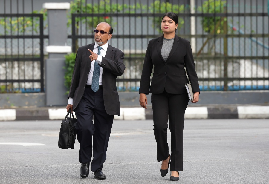 KUALA LUMPUR, 26 June -- The police officer known as ‘Inspector Shiela’ recently arraigned in two Selayang Magistrates' Courts here on two charges of insulting the honor of a police officer with the rank of lance corporal and a young man as well as one charge of making criminal threats against an elderly woman.- BERNAMA Pic