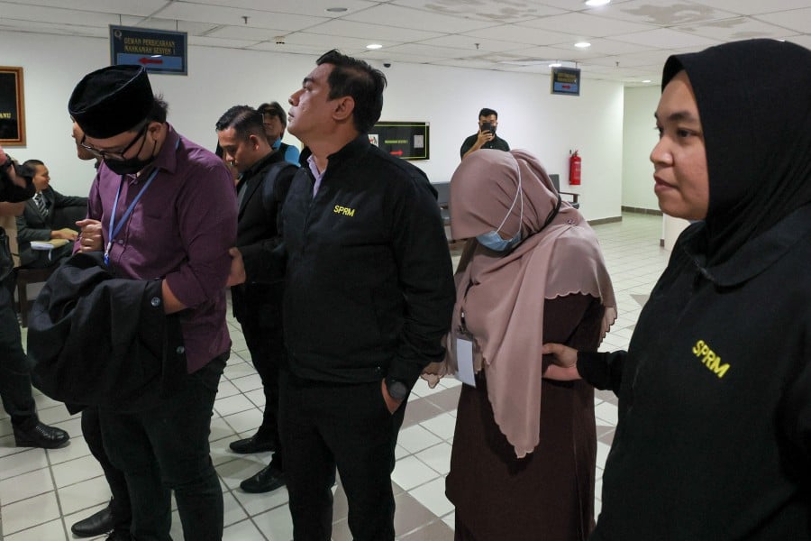 A company owner and one of his employees were fined RM50,000 and RM30,000, respectively, by the Sessions Court here today for submitting false documents to the Social Security Organisation (Socso) to claim incentives under the Penjana Kerjaya 2.0 (Penjana) programme amounting to RM5,300 three years ago. BERNAMA PIC