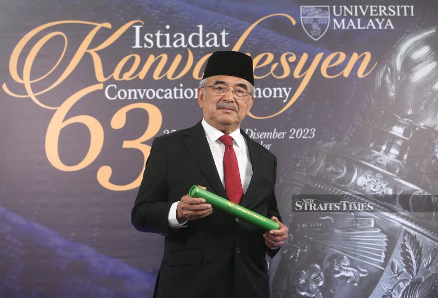 Yang Dipertua Negeri Melaka Tun Dr Mohd Ali Mohd Rustam underscored the significance of knowledge sharing and encouraged Doctor of Philosophy (PhD) graduates to impart their knowledge. - NSTP/MOHAMAD SHAHRIL BADRI SAALI