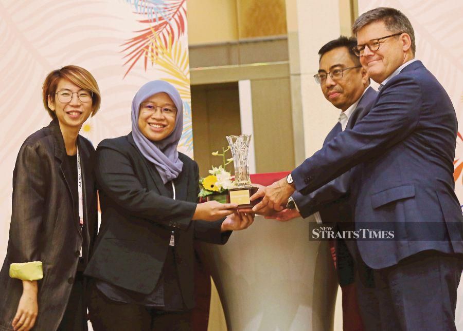 They received their award during a ceremony officiated by APEC 2020 SOM chair, Hairil Yahri Yaacob (2nd right) and witnessed by APEC Chile 2019 SOM chair Mathias Francke (right).NSTP/SHARUL HAFIZ ZAM
