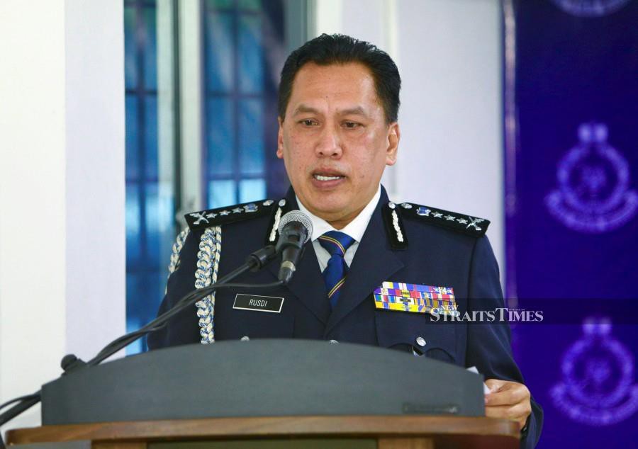  Five policemen were among seven men arrested for allegedly robbing a foreigner of his watch and RM260,000 in an incident here on Saturday.