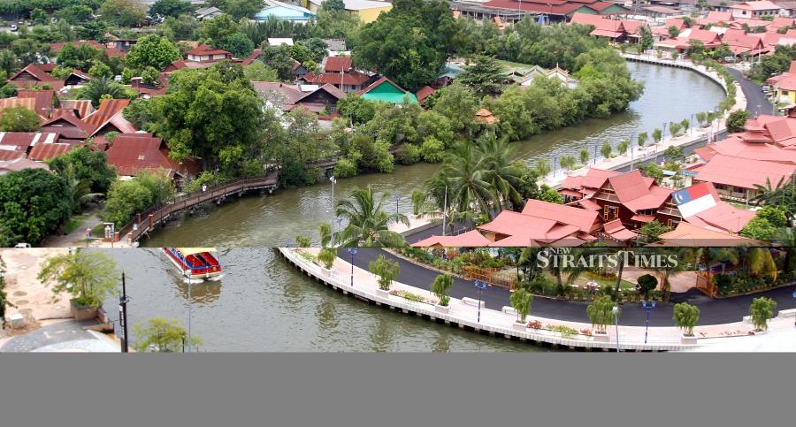 Visitors to this Unesco World Heritage Site have the opportunity to take to the waters and head upstream to admire the backyards of those living along Sungai Melaka. 