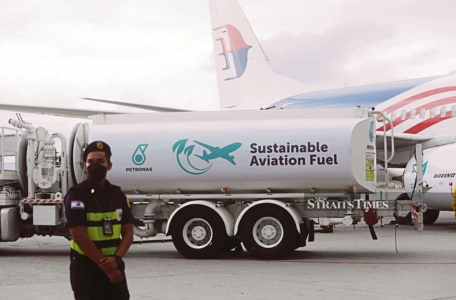 Malaysia Aviation Group bekerjasama dengan Petronas Dagangan Berhad memperkenalkan penerbangan komersial pertama Malaysia yang dikuasakan oleh bahan api mampan di Lapangan Terbang Antarabangsa Kuala Lumpur (KLIA). - NSTP/MOHD FADLI HAMZAH