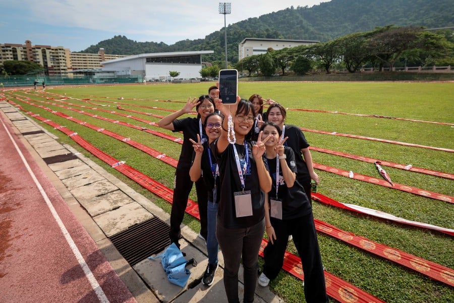 Universiti Sains Malaysia (USM) today forged a name in the Malaysia Book Of Records (MBOR) for scripting a scroll of Chinese calligraphy writing which stretched 2.68 kilometres. BERNAMA PIC