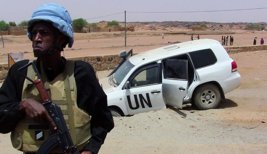 (FILES) In this file photo taken on July 16, 2016 shows a soldier of the United Nations mission to Mali MINUSMA standing guard near a UN vehicle after it drove over an explosive device near Kidal, northern Mali. - A Peacekeeper of the United Nations mission in Mali was killed and three others injured on June 1, 2022 in the attack on their convoy in Kidal (north), announced on social networks the spokesperson for Minusma Olivier Salgado.The peacekeepers affected are part of the Jordanian contingent of Minusma, said a security official on condition of anonymity. The Minusma had previously mentioned a "terrorist" attack without specifying the alleged perpetrators. - AFP pic