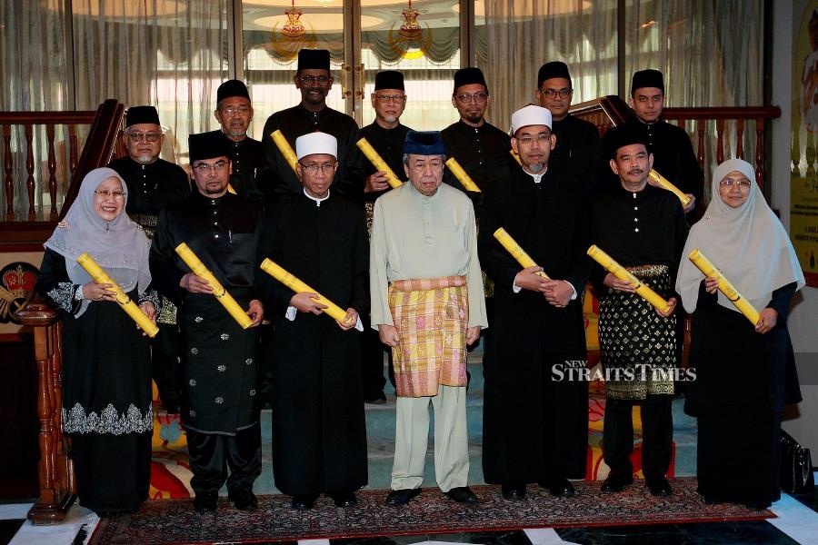 Sultan of Selangor Sultan Sharafuddin Idris Shah today presented letters of appointment to 14 members of the Selangor Fatwa Committee for the 2024 - 2026 term.- NSTP/FAIZ ANUAR