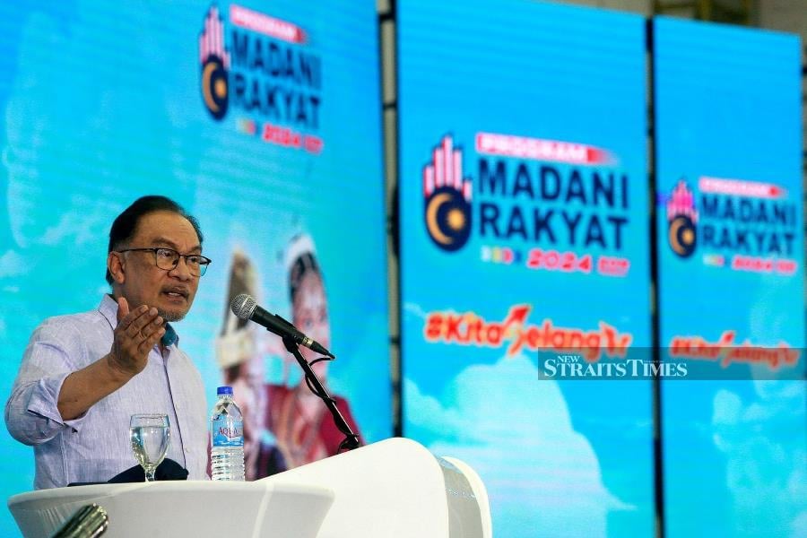 FILE PIC of Prime Minister Datuk Seri Anwar Ibrahim at the Madani Rakyat central zone closing ceremony in Kuala Selangor. STR / FAIZ ANUAR