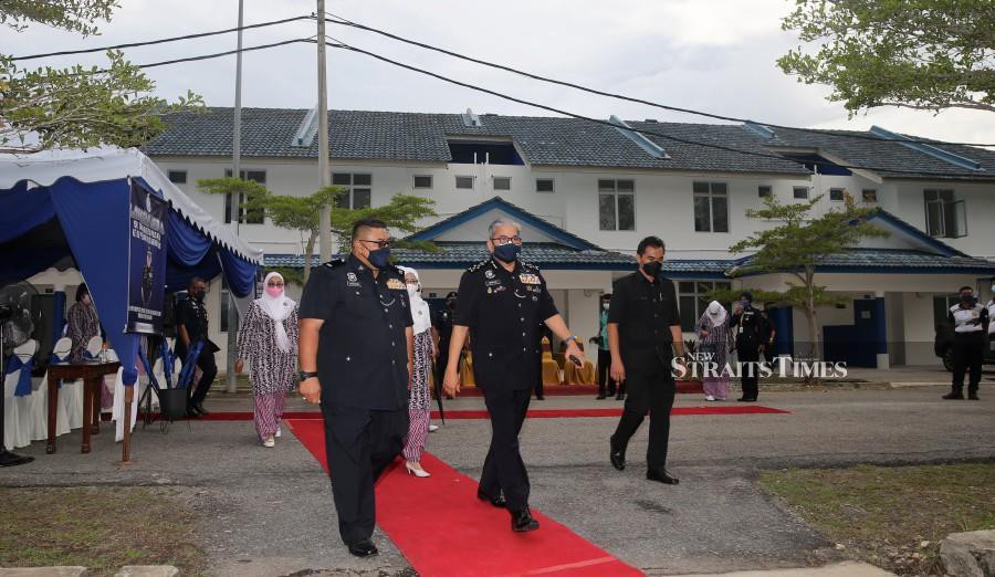 Deputy Inspector-General of Police Datuk Seri Mazlan Lazim visiting the police quarters at Maran police headquarters. -NSTP/FARIZUL HAFIZ AWANG