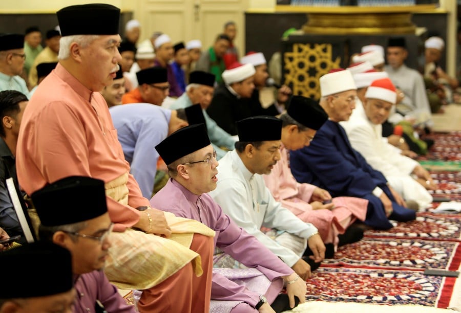 KOTA BARU: Kelantan Menteri Besar, Datuk Mohd Nassuruddin Daud (Fourth from left), said that the provision of Wang Ihsan (goodwill grant) underscores the Federal Government’s commitment, led by Prime Minister Datuk Seri Anwar Ibrahim, to consistently prioritise the welfare of Kelantan, despite it being governed by the opposition. — NSTP