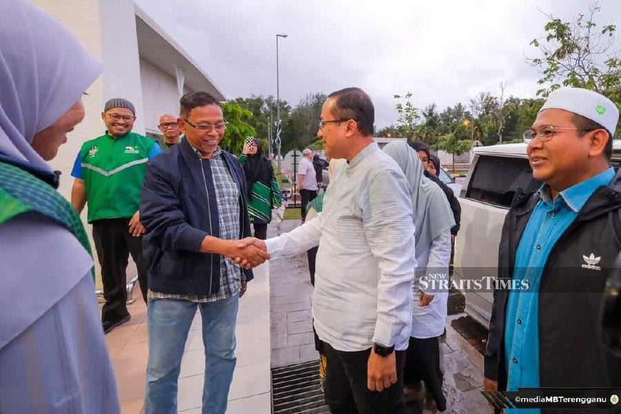 Kemaman Pas deputy chief Hanafiah Mat(blue jacket) greeting Pas' Kemaman by-election candidate Datuk Seri Dr Ahmad Samsuri Mokhtar (in white) during the campaign trail at a shopping complex. - Pic courtesy of Ahmad Samsuri's FB