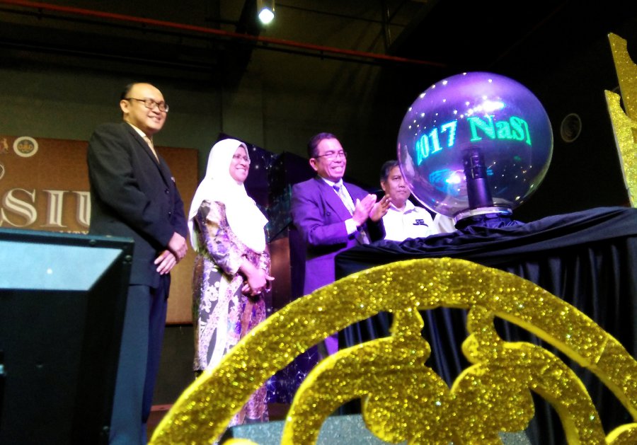 Datuk Yaakub Md Amin (3rd from left) launching the National Symposium on Halal Tourism and Hospitality Industry 2017 at the Merlimau Polytechnic, today. NSTP pix by NORIZZAH BAHARUDIN