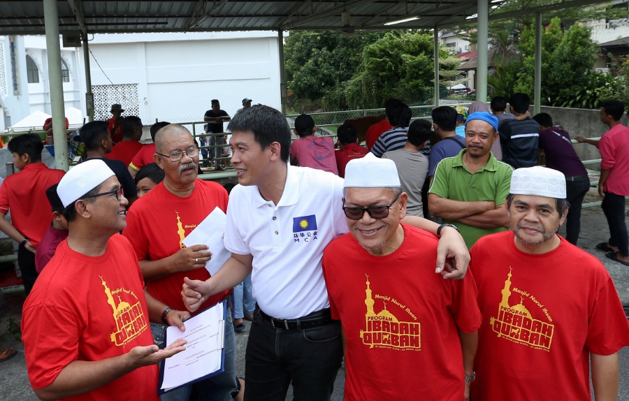 Balakong by-election candidate Tan Chee Teong joined residents of Taman Sri Cheras, 10th Mile in a Hari Raya Aidiladha celebration today. Pic by NSTP/ROSELA ISMAIL