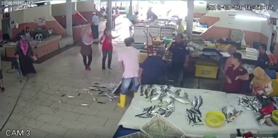 Two Kuala Selangor District Council (MDKS) have received criticism from netizens following a viral video of the two enforcement officers making a mess at the Pasir Penambang wet market recently. Pic by NSTP/ source from Facebook