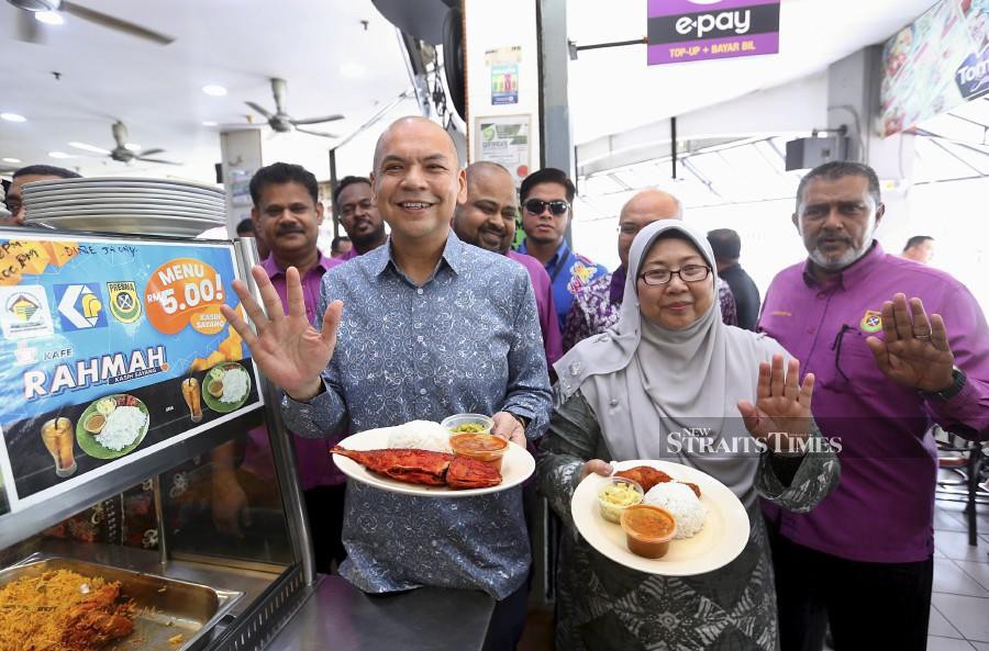 Acting Domestic Trade and Cost of Living Minister Datuk Armizan Mohd Ali said through this card, operators can obtain their ingredients from six supermarkets which have established cooperation with the ministry. NSTP/FATHIL ASRI