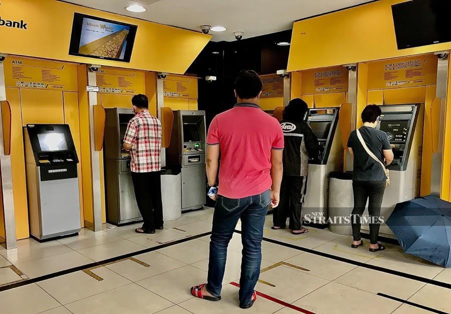 After 20 months of waiver, banks and financial institutions will reimpose the RM1 Malaysian Electronic Payment System (MEPS) Interbank ATM withdrawal fee effective Feb 1, 2022. - NSTP/AZHAR RAMLI