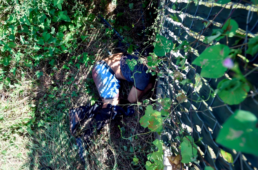 A corpse lies in the bush after heavily armed gunmen waged an all-out battle against Mexican security forces in Culiacan, Sinaloa state, Mexico, on October 18, 2019.-AFP