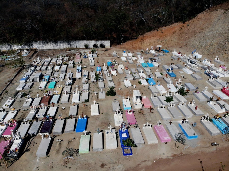 Aerial view showing graves in a new area of El Palmar cemetery reserved for COVID-19 victims in Acapulco, state of Guerrero, Mexico, on January 21, 2021. - Mexico has officially recorded more than 144,000 Covid-19 deaths -- the world's fourth-highest toll after the United States, Brazil and India. (Photo by FRANCISCO ROBLES / AFP)
