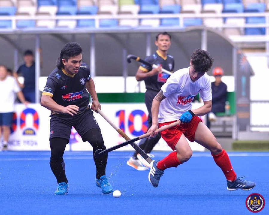 Terengganu (in black) in action against Liaoning Club in Friday's MHL match at National Hockey Stadium in Bukit Jalil. - Pic from MHC 