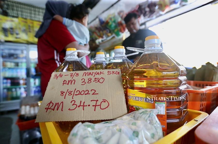 The move to cap the ceiling price of 5kg bottled cooking oil at RM34.70 in the peninsula has been deemed unreasonable by traders and consumer associations. 