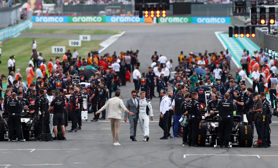 #Showbiz: Brad Pitt suits up to film F1 blockbuster at British Grand ...