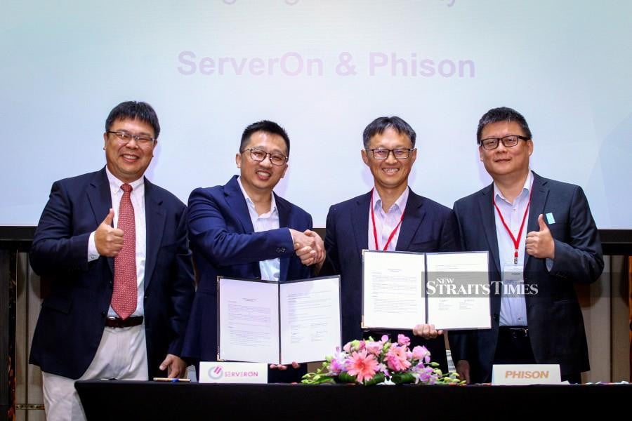 ServerOn Sdn Bhd co-founder Chan Wone Hoe (second from left) and Phison Electronics Corporation chief executive officer Datuk Pua Khein Seng (second from right) posing for a photograph during the signing ceremony of a memorandum of understanding between ServerOn and Phison Electronics recently. With them are ServerOn co-founder Robert Wu (left) and Phison head of business development Albert Kang. Pic by AZIAH AZMEE