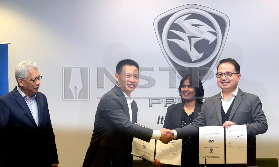 Proton chief executive officer (CEO) Dr. Li Chunrong (second from left) and Malaysia Automotive Institute (MAI) CEO Datuk Madani Sahari (right) pledge collaboration on upskilling vendors’ capabilities while Ministry of International Trade & Industry deputy secretary general Datin K. Talagavathi (second from right) and Proton deputy CEO Datuk Radzaif Mohamed (left) witness the signing. NSTP photo by OWEE AH CHUN