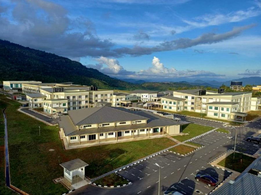  RANAU: MRSM Ranau, which is located near Mount Kinabalu, welcomed the first batch of students yesterday (March 11). — PIC COURTESY OF PETRONAS