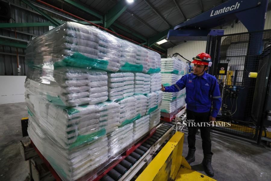 Malaysian sugar producers are facing increasing pressure due to sudden increases in production costs, even though the government controls the price of the commodity. --fotoBERNAMA 