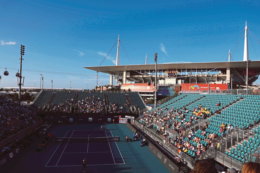 A general of a women's singles match between Simona Halep of Romania and Paula Badosa of Spain during the Miami Open at Hard Rock Stadium in Miami Gardens, Florida. (Photo by Megan Briggs / GETTY IMAGES NORTH AMERICA / Getty Images via AFP)