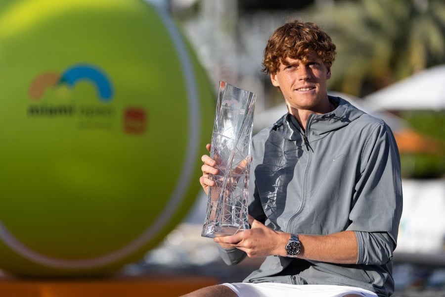 Jannik Sinner of Italy poses with the Miami Open men's trophy at Hard Rock Stadium on March 31, 2024 in Miami Gardens, Florida. - Brennan Asplen/Getty Images/AFP 