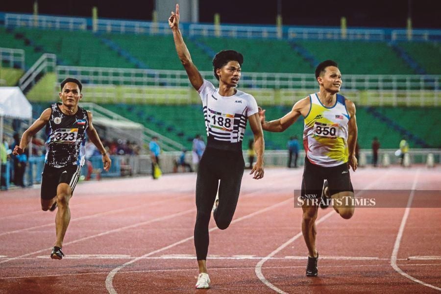 Azeem Fahmi (centre) in action during the recent Malaysian Open Athletics Championships in Kuantan. PIC BY LUQMAN HAKIM ZUBIR
