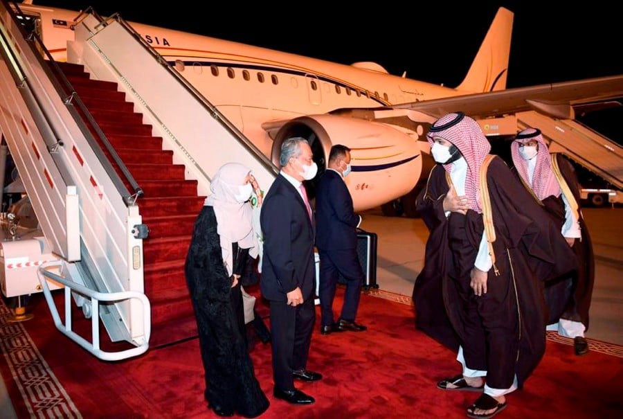 Prime Minister Tan Sri Muhyiddin Yassin and wife, Puan Sri Noorainee Abdul Rahman, were greeted upon arrival here tonight by Saudi Crown Prince Mohammed Salman Abdulaziz Al-Saud.  - NSTP/courtesy of  PMO