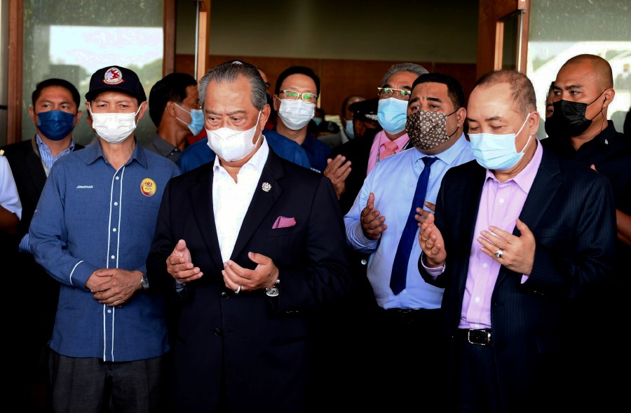  Prime Minister Tan Sri Muhyiddin Yassin together with Sabah Chief Minister Datuk Hajiji Noor reciting prayers before leaving for Kuala Lumpur after the prime minister's two-day visit to Sabah today. - Bernama pic