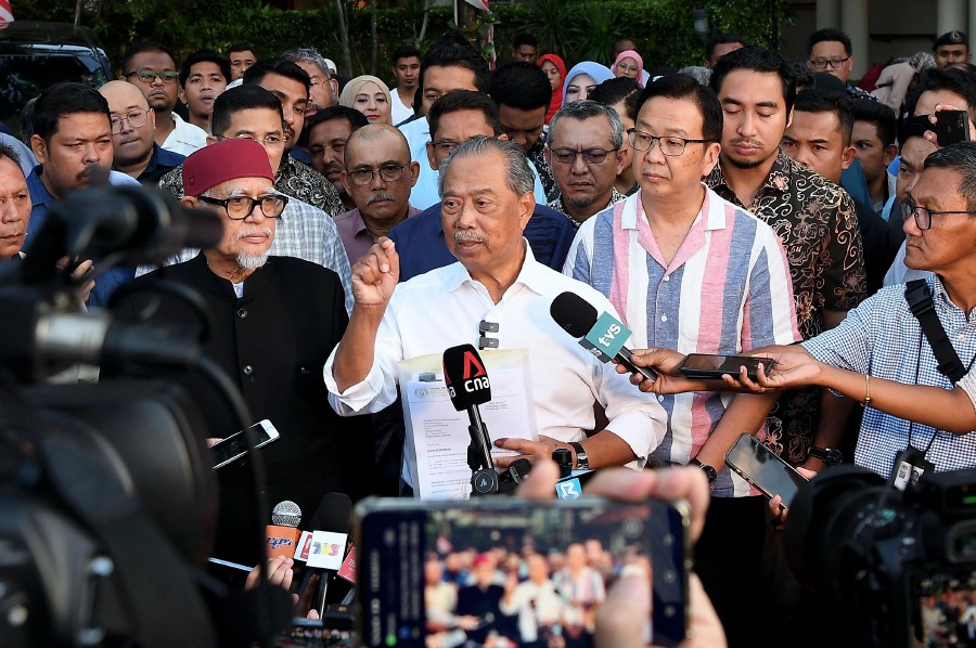 The statutory declarations (SD) sent to the Yang di-Pertuan Agong by Perikatan Nasional (PN) chairman Tan Sri Muhyiddin Yassin had also included Gabungan Parti Sarawak (GPS), sources claimed. - Bernama pic