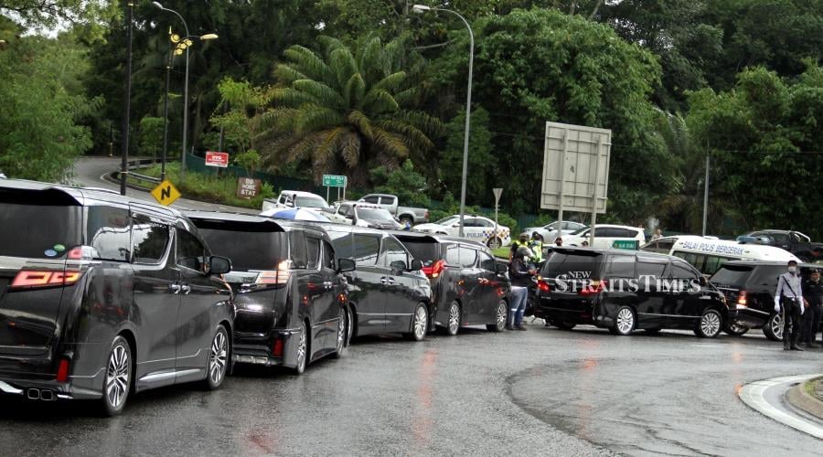 Former Chief Minister Tan Sri Musa Aman’s entourage was denied entry into Istana Negeri. -NSTP/MALAI ROSMAH TUAH