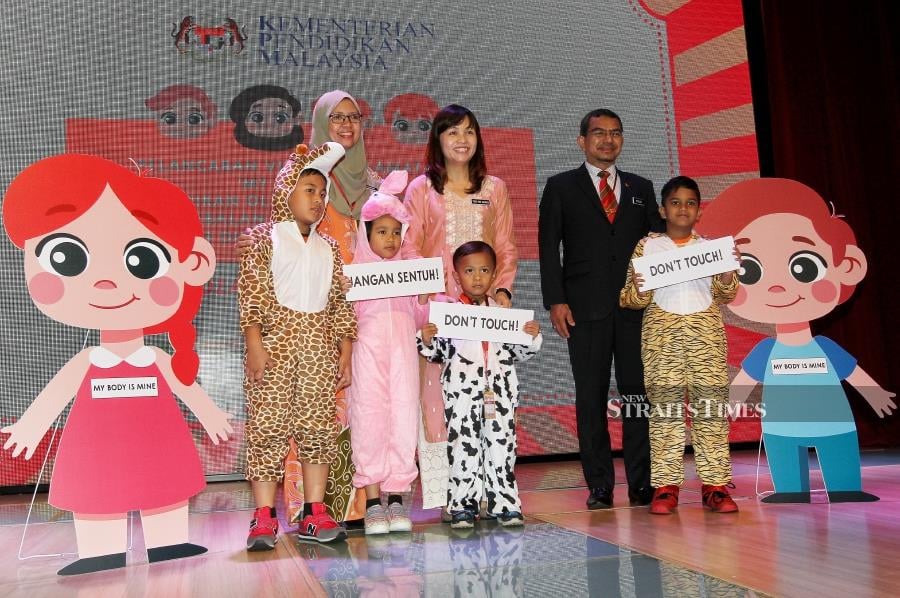 Deputy Minister of Education Teo Nie Ching (center) with children at the launch of the 'My Body Is Mine' child safety video at the Kidzania Auditorium. -NSTP/MAHZIR MAT ISA