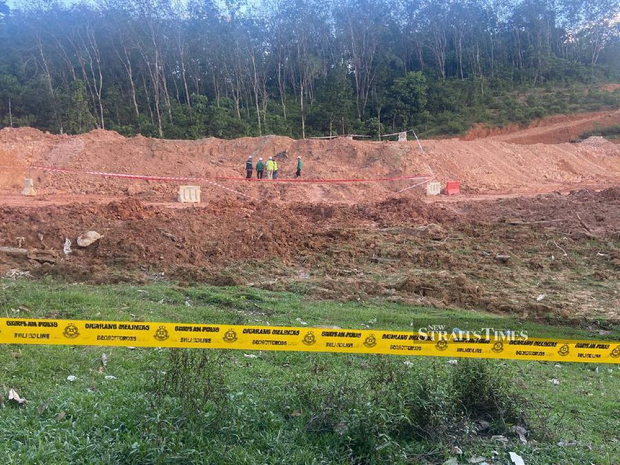 Three Bangladeshi workers were killed when they were buried alive in a mishap at a construction site for a highway in Kampung Maka in Labok, near Pulai Chondong, today. - NSTP/ Hazira Ahmad Zaidi
